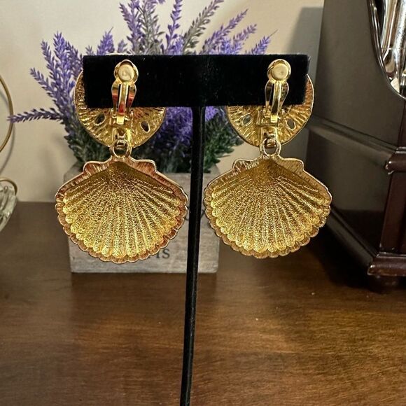 KJL for Avon Sand Dollar and Seashell with Faux Pearl Dangle Clip Earrings - Picture 3 of 4